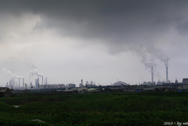 雲林縣六輕工廠排放黑煙情形。   圖:翻攝自網路。