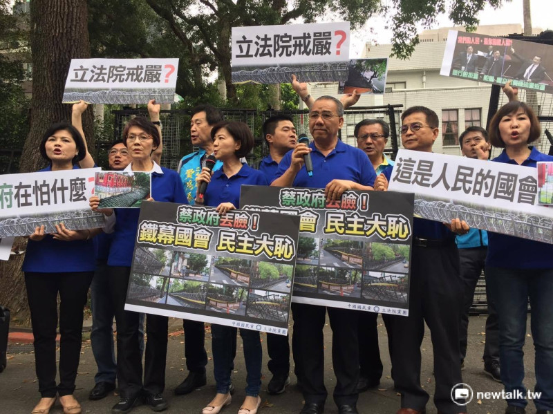 國民黨18日於立法院外的蛇籠拒馬中召開記者會抗議。   圖：鄭佑漢/攝