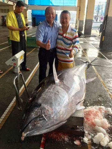蘇澳區漁會理事長蔡源龍(右)也來為船長祝賀。
   圖：翻攝自宜蘭新聞網