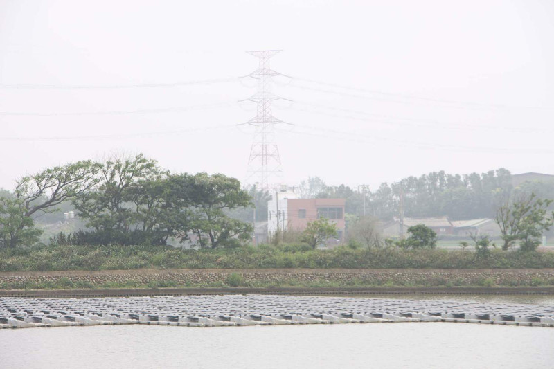 桃園計畫發展「光電埤塘計畫」，預計3年內發電660百萬瓦（MW），推動能源轉型。   圖：呂晏慈攝