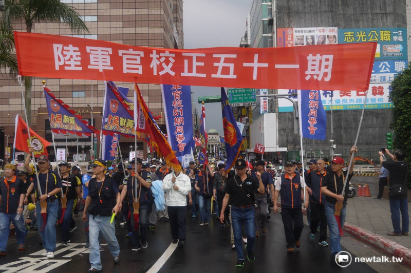 遊行抗議年金改革的軍公教團體。   圖：鍾孟軒/攝