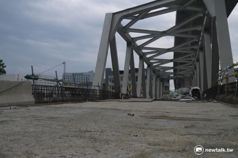 跨越南崁溪的橋樑尚未完工。   圖：鍾孟軒/攝
