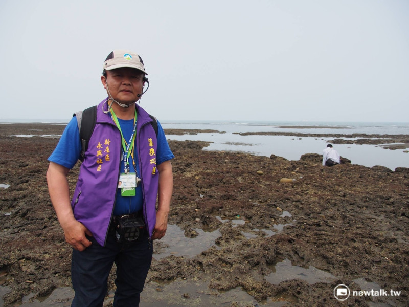 葉曾孟擔任社區志工數年，守護海岸生態。   圖：彭素華攝
