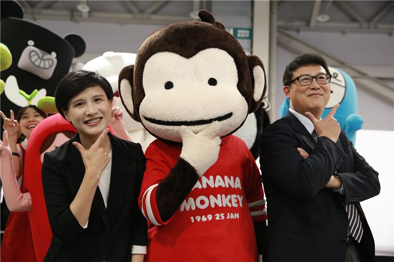 文化部長鄭麗君(左)、立委姚文智(右)與吉祥物趣味互動。   圖：翻攝自文化部網站