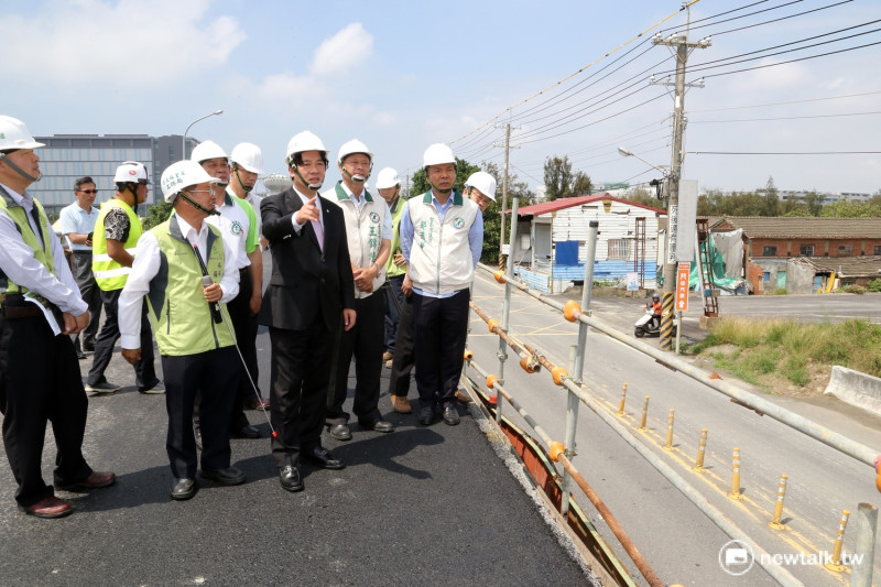 台南市長賴清德視察潮見橋，要求注意工程品質及工地安全外。
   圖：黃博郎攝