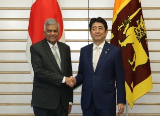 斯里蘭卡總理維克拉馬辛哈(Ranil Wickremesinghe)訪問東京，日方將協助斯里蘭卡成為印度洋海上樞紐，而斯里蘭卡的港口將不會提供「任何國家」作為軍事用途。   圖：日本外務省翻攝。