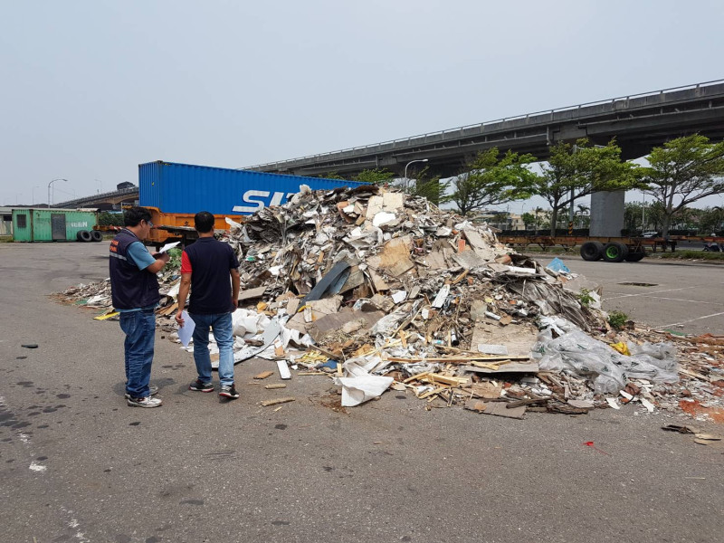 台中海線及烏日、南屯一帶偏僻空地，自去年10月起密集發生營建事業廢棄物違法傾倒事件。   圖:台中市環保局提供。