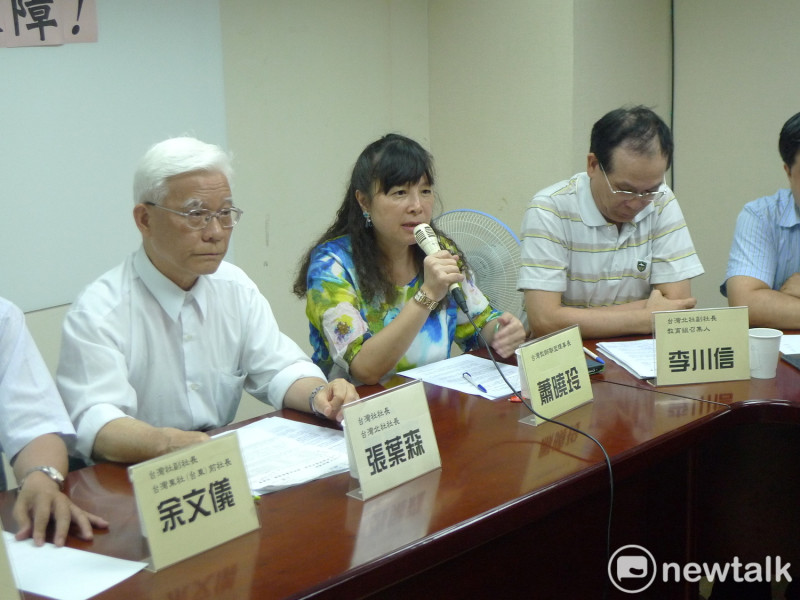 台灣教師聯盟蕭曉玲也表示，教師身體力行願意先被改革，才能教學生什麼是公平正義。   圖：汪少凡／攝