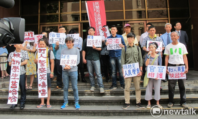 台北地院判決後，323攻佔行政院被告魏揚等人在門口舉行記者會。   圖：林朝億/攝