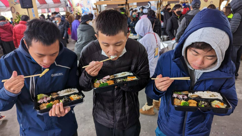 民眾品嚐貢鱻餐盒。   圖：新北市漁業處提供