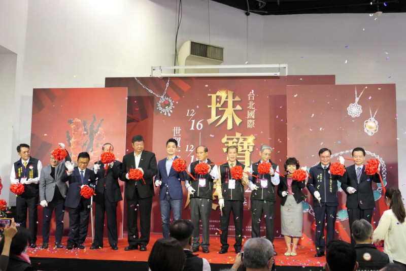 即將上任台北市市長的蔣萬安（圖左六），於12月16日擔任珠寶展開幕剪綵嘉賓。   圖：吾限熊報社潘奕成攝