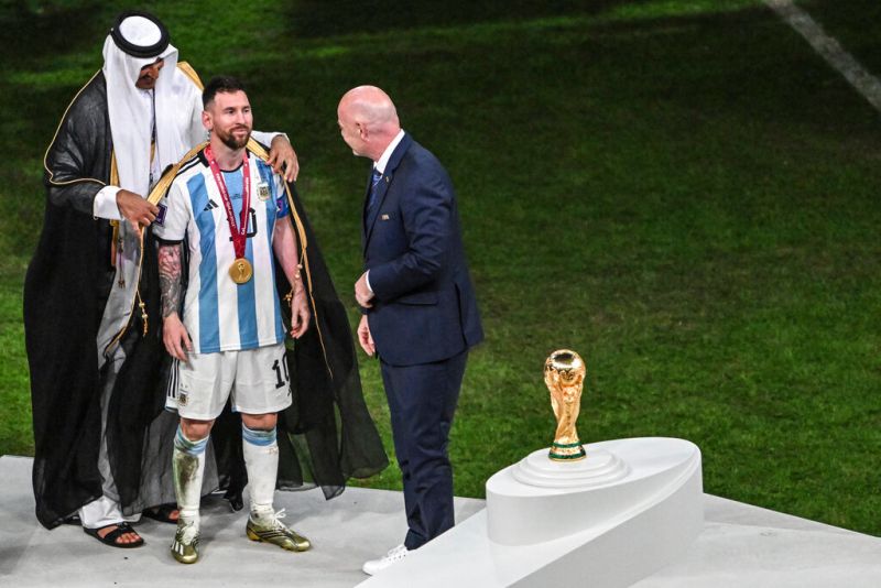阿根廷球員梅西率隊奪下世界盃冠軍，卡達首領為其「黑袍加身」。   圖／美聯社／達志影像