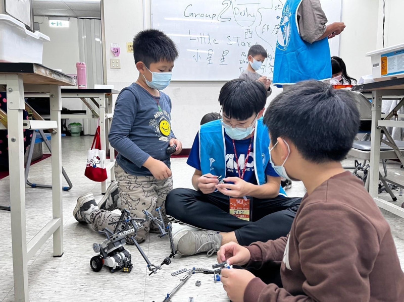 參加機器人美語營的小朋友認真學習中。   楊庭榛/提供