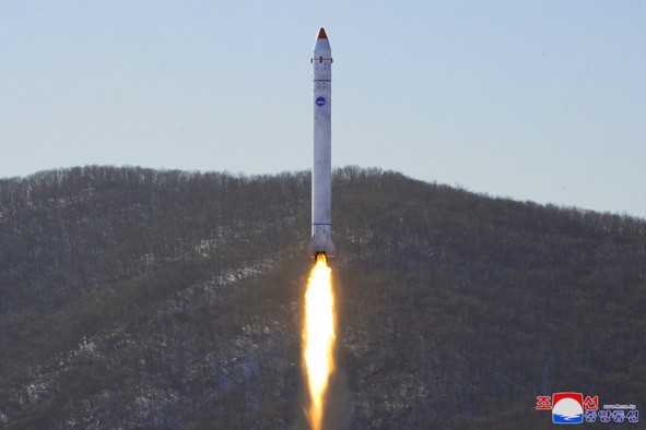 北韓官媒2022年12月18日證實進行軍用偵察衛星試驗，將偵照設備送上500公里高空，完成北韓「軍事偵察衛星一號」發射前「最後關門工序」。   圖：翻攝朝中社