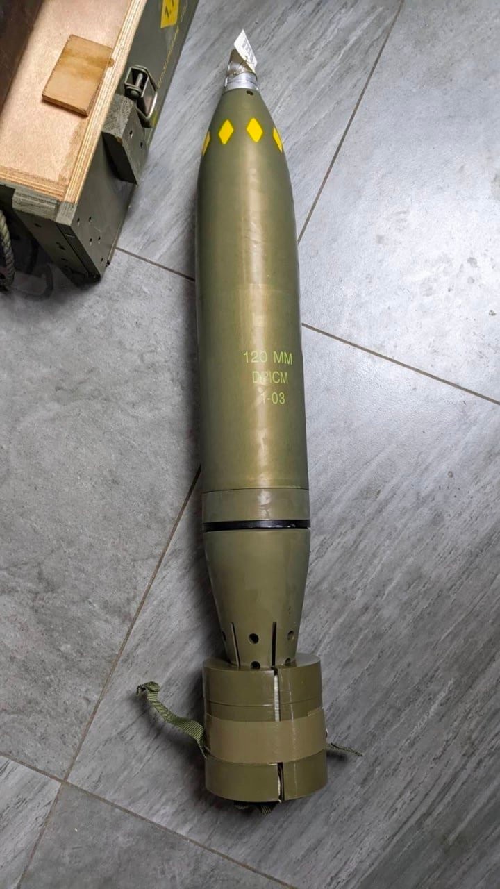 「Ukraine Weapons Tracker」推特帳號曾記錄到了以色列提供了 120 毫米迫擊炮發射的 M971 炮彈。   圖：翻攝自推特