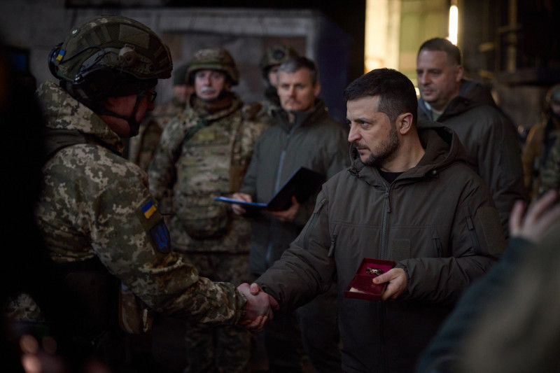 烏克蘭總統澤連斯基（前排右）稍早前往烏國東部城市巴赫穆特，為士兵打氣。   圖：翻攝自澤連斯基臉書