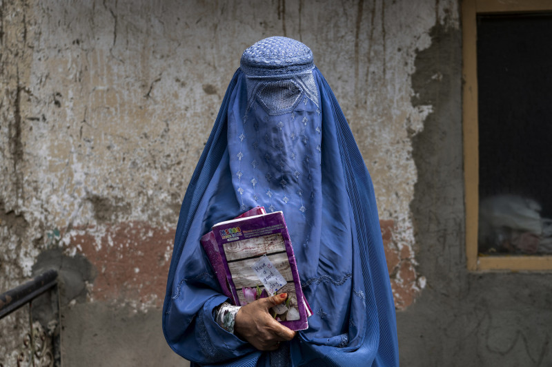 塔利班接管阿富汗後，女性權利急遽惡化，不僅須穿戴全身式罩袍，如今更被禁止進入大學就讀。   圖：達志影像／美聯社