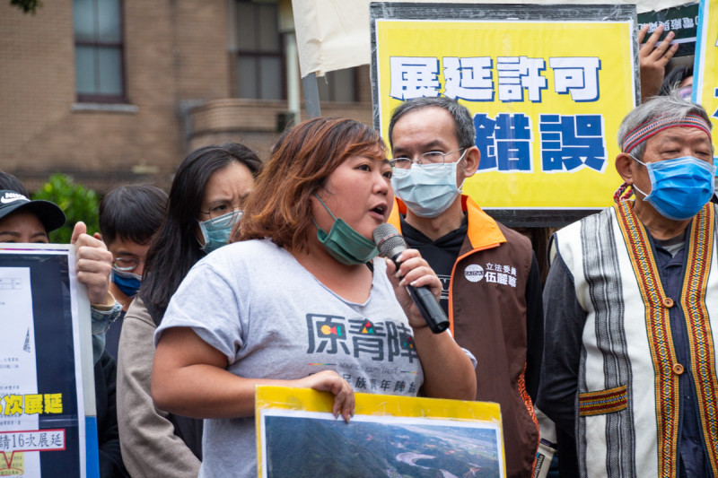 原住民族青年陣線 Savungaz Balincinan強調鄉公所與世豐電力聯手操作，部落被迫帶著疑慮投票，形同假的諮商同意，經濟部不應核發施工許可。   圖：山里部落青年聯盟提供