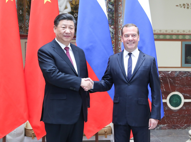 中國國家主席習近平與俄國統一俄羅斯黨主席、俄羅斯聯邦安全會議副主席梅德韋傑夫。   圖：翻攝新華網(資料畫面)