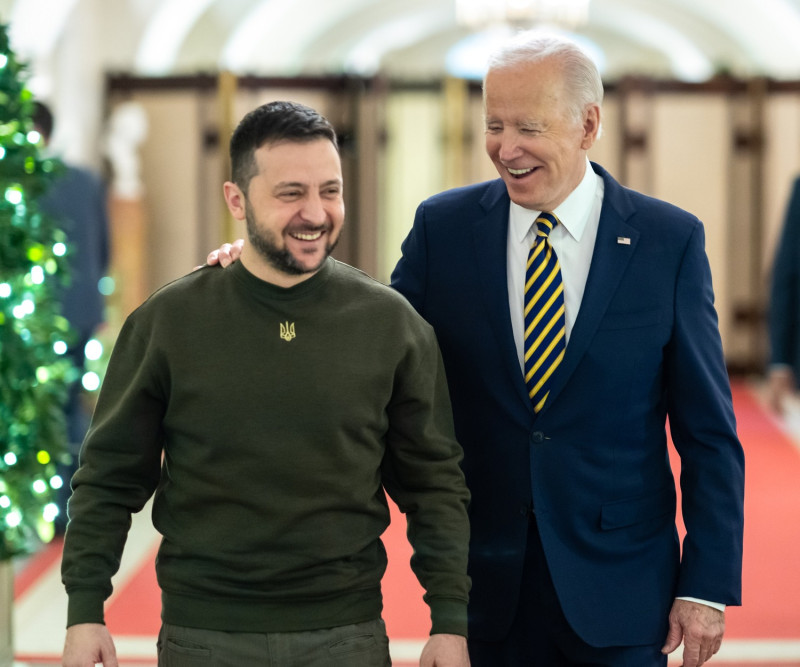 烏克蘭被入侵以來，烏國總統澤連斯基（左）第一次出國訪問，他21日抵達美國白宮，與美總統拜登相談甚歡，還拿到近20億美元額外的軍事援助。   圖：翻攝自拜登臉書（資料照）