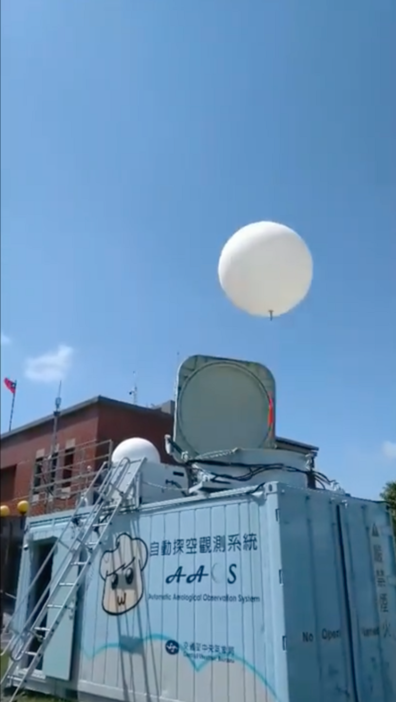 氣象局於留言處貼上探空氣球飛上天的影片。   圖：翻攝自中央氣象局臉書