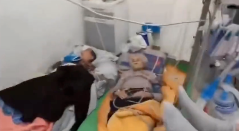 北京醫院重症病房塞爆，病患只能躺地板治療。   圖：翻攝自方舟子推特