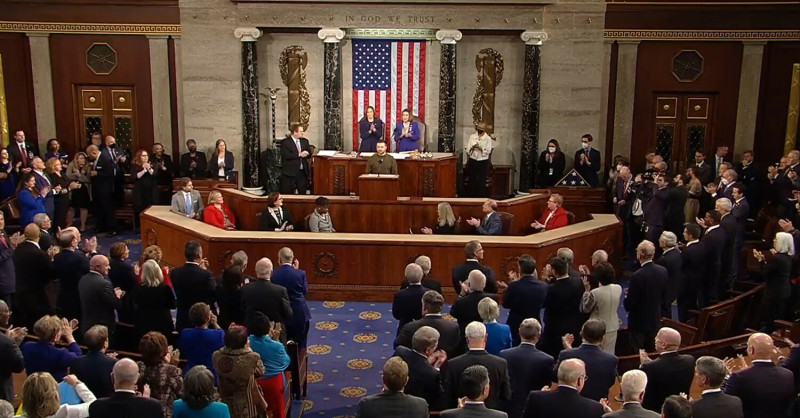 烏克蘭總統澤連斯基在美國國會上發表演說，獲得全場議員掌聲。   圖:翻攝自裴洛西推特/Nancy Pelosi @SpeakerPelosi