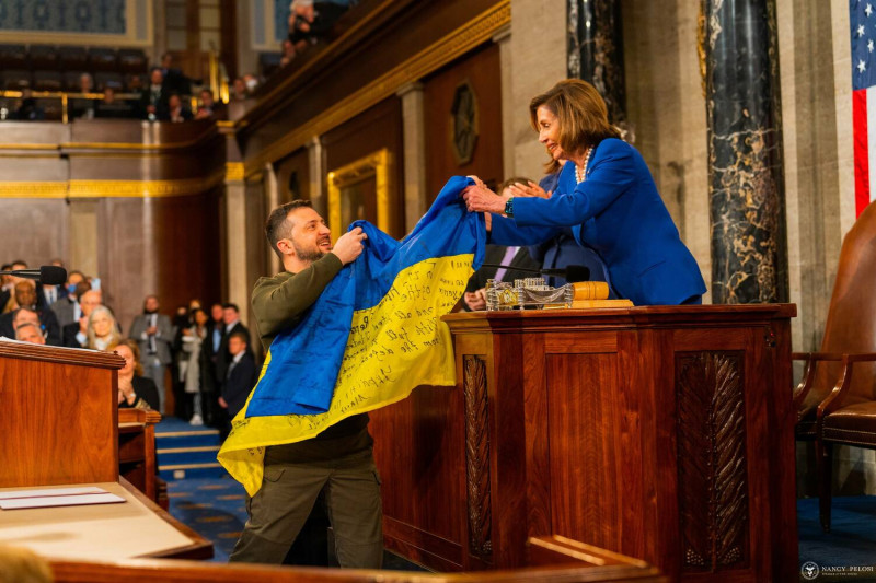 烏克蘭總統澤連斯基致贈美國國會烏克蘭前線士兵簽名的國旗。   圖:翻攝自裴洛西推特/Nancy Pelosi @SpeakerPelosi