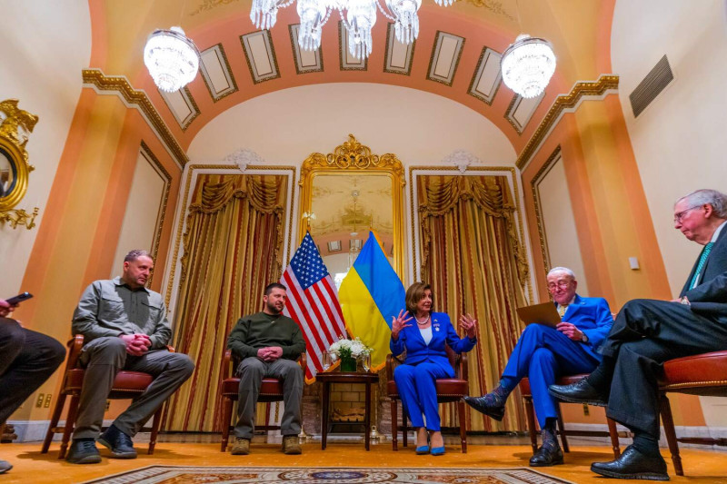 烏克蘭總統澤連斯基訪問美國國會，與參眾議院的議長及少數黨領袖會面。   圖:翻攝自裴洛西推特/Nancy Pelosi @SpeakerPelosi