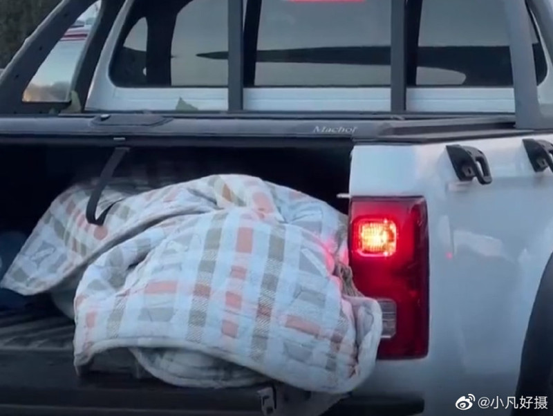 外媒拍到北京市有居民用卡車運送親人遺體。   圖:翻攝自微博