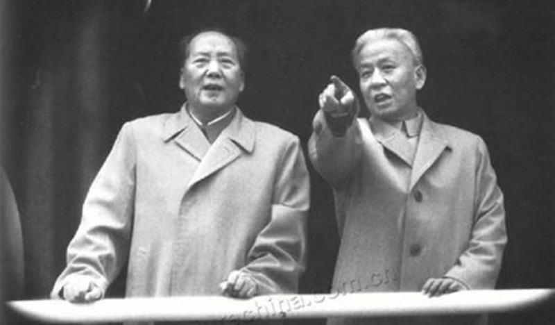 劉少奇 (右) 與毛澤東 (左)。 圖 : 翻攝自人民網