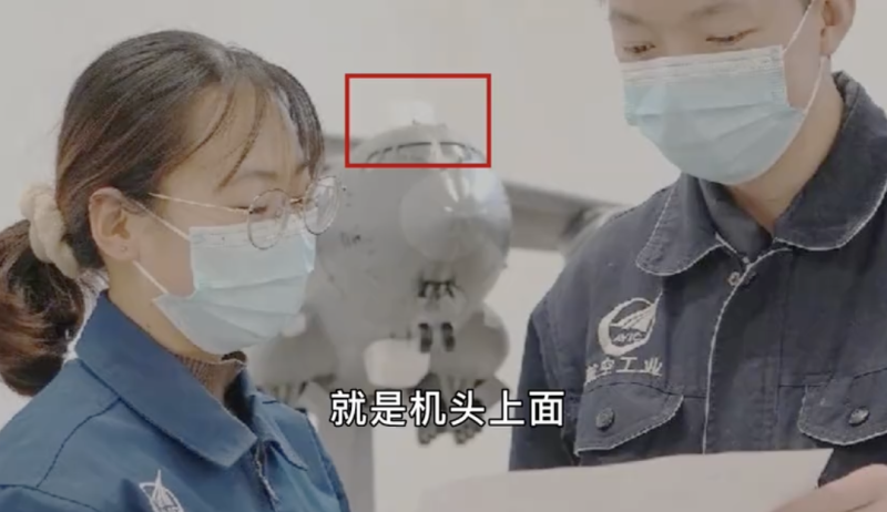 疑似是中國版「末日飛機」圖片曝光，上頭有白色突起物，專家指可能為整流罩。   圖：翻攝自「飛評面對面」
