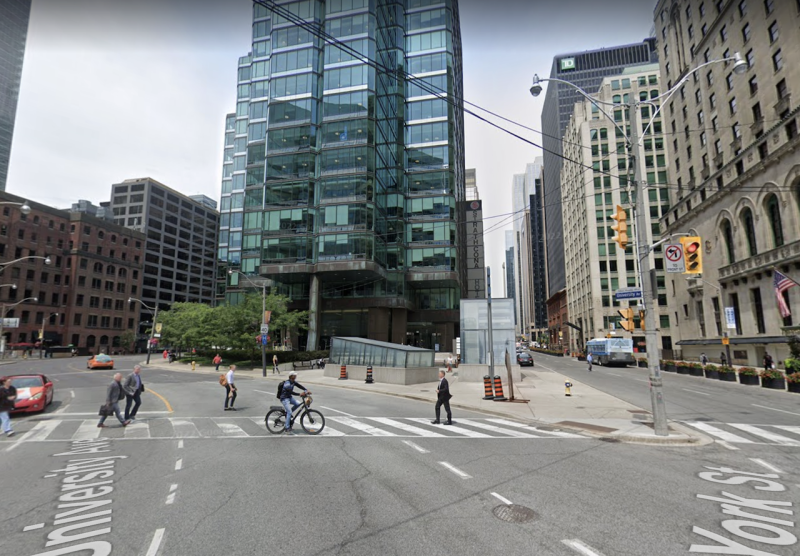 事發在加拿大多倫多約克街（York Street）與大學路（University Avenue）路口。   圖：翻攝自Google Maps