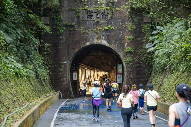 鐵道馬賽道跑經東北角人氣景點－福隆舊草嶺隧道。（第七屆2022年資料照）   圖：新北市觀旅局提供