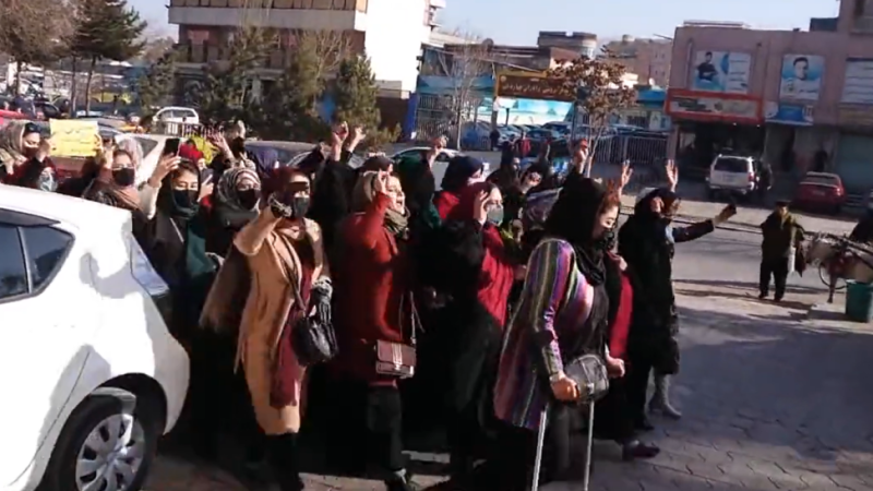 阿富汗女性近日走上喀布爾街頭，要求塔利班讓女性重返大學校園。   圖: 翻攝自Shabnam Nasimi 推特 