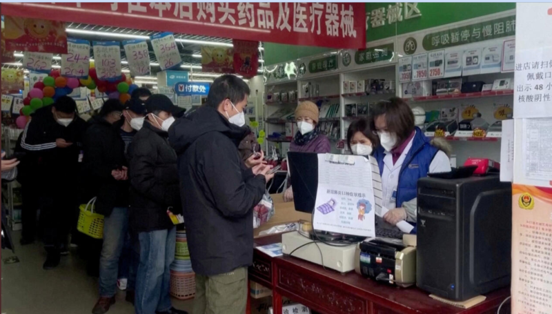 中國疫情大爆發，民眾開始搶購連日搶購退燒藥及口罩等防疫物資。   圖:翻攝自推特
