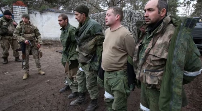 戰俘被殘忍對待的影片在網上瘋傳，烏軍一旦落到了瓦格納僱傭部隊的手裡，竟在大錘下被處決。   圖 : 翻攝自陸媒《迷彩虎》