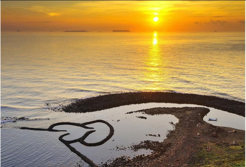 夕陽下的雙心石滬。   圖：澎湖國家風景區管理處／提供