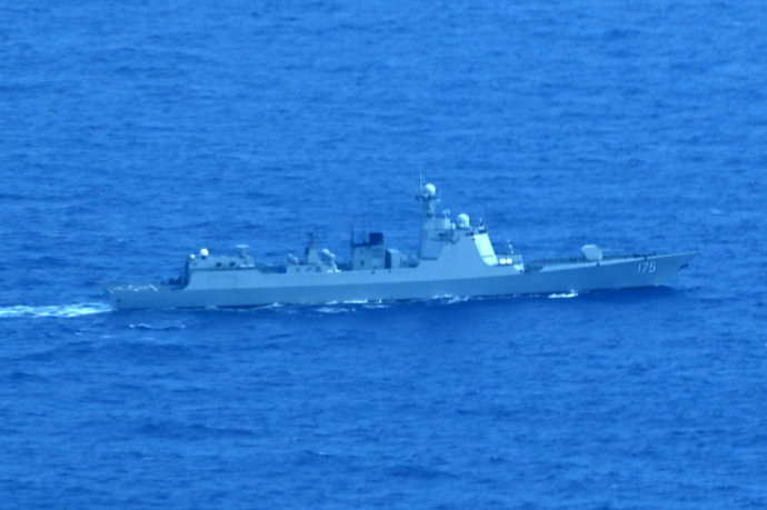 解放軍052D型飛彈驅逐艦「銀川號(舷號175)」被法國「隼2000」海上偵察機發現出現在南太平洋法屬玻里尼西亞群島附近海域。   圖：翻攝彩虹熊_白玮微博