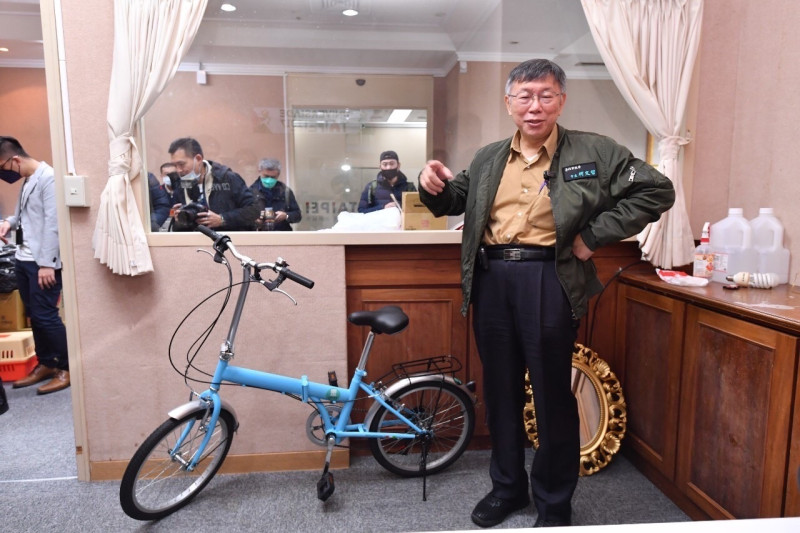 王世堅在市議會質詢時，贈送給柯文哲的腳踏車及鏡子。   圖：北市府提供