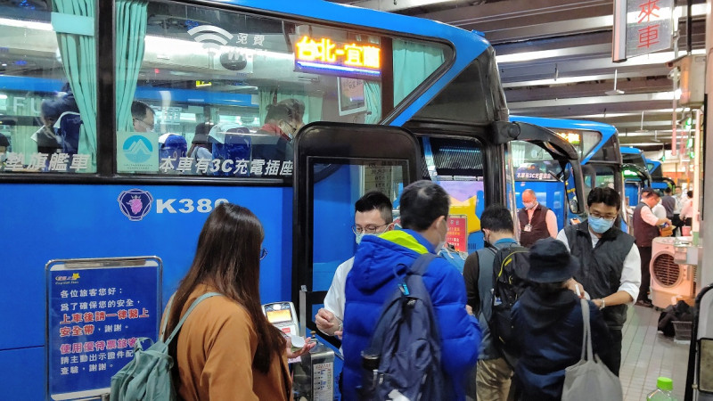 首都及台北客運服務人員引導乘客上車。    圖：首都及台北客運提供