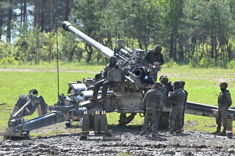 烏克蘭大量發射美提供之M777榴彈砲，除砲管損耗問題外，遭披露美軍一個月僅能生產烏軍兩天用量的該口徑砲彈，或將引發供不應求的疑慮。   圖：擷自推特@ProgettoLepanto 