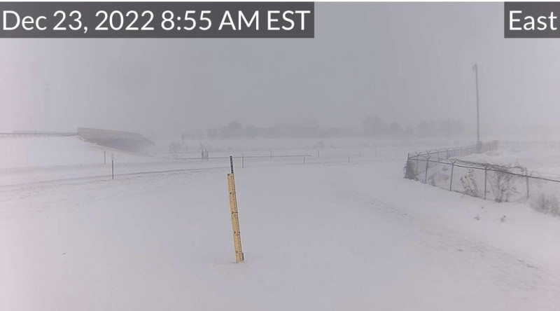紐約州高速公路管理局的路邊攝像頭，遭大雪影響視線不佳。   圖:翻攝自推特NYS Mesonet at UAlbany @nysmesonet