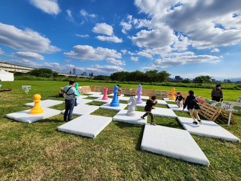 每年鴨鴨公園都會以不同風貌和大家見面。   圖：新北市高灘處提供