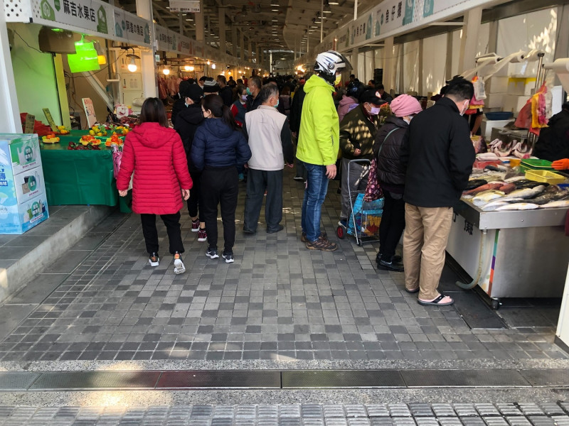 樹林保安市場為維護公共安全與市民健康，規劃禁止機車進入，因考量開幕前期應予適應期，目前試辦於上午8點半至11點半尖峰時段禁止機車進入，在過渡時期輔導攤商及消費者逐漸習慣。   圖：新北市市場處提供