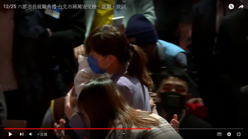 台北市長蔣萬安夫人石舫亘抱著爆哭的小兒子離開會場   圖：翻拍自交接典禮直播YouTube