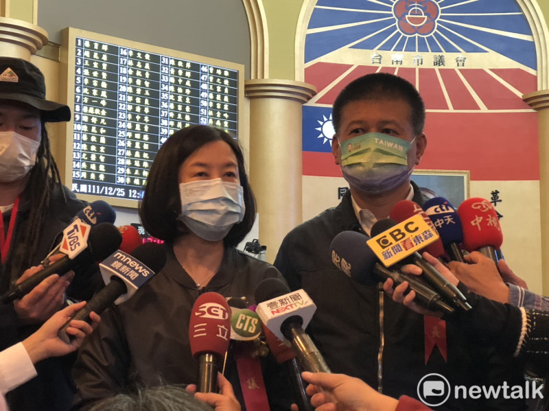 台南市議會今日舉行第4屆正副議長選舉，民進黨提名的副議長人選林志展最後獲得32票，高票當副議長。   圖：黃博郎／攝
