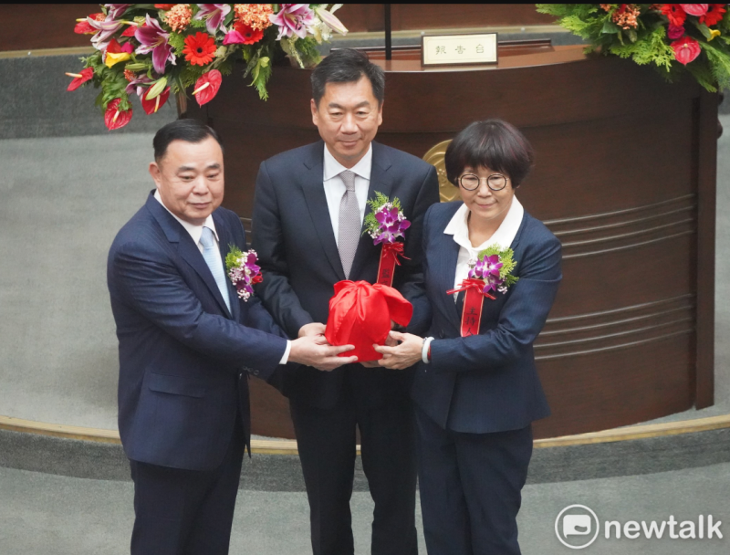 邱奕勝(左)獲 39 票打敗民進黨呂林小鳳 24 票，成功連任第 3 屆桃園市議會議長。   圖：林昀真／攝