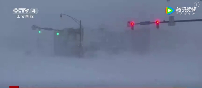 美國耶誕節遇暴風雪，街上視線茫茫，只剩紅綠燈還勉強看得到。   圖 : 翻攝自央視