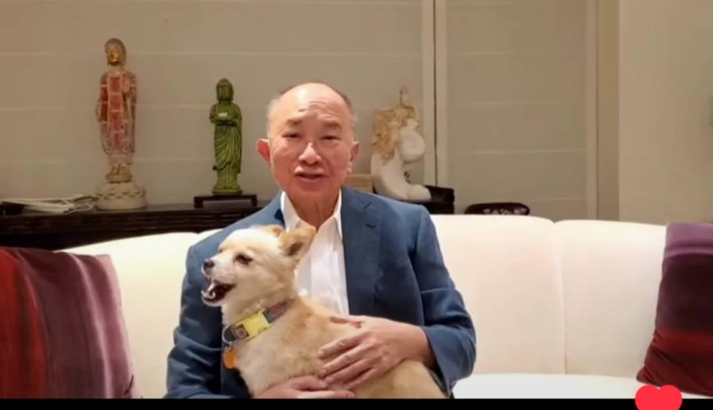國際級導演吳宇森近日lG的他與狗兒子三寶的照片。   圖／倪有純提供